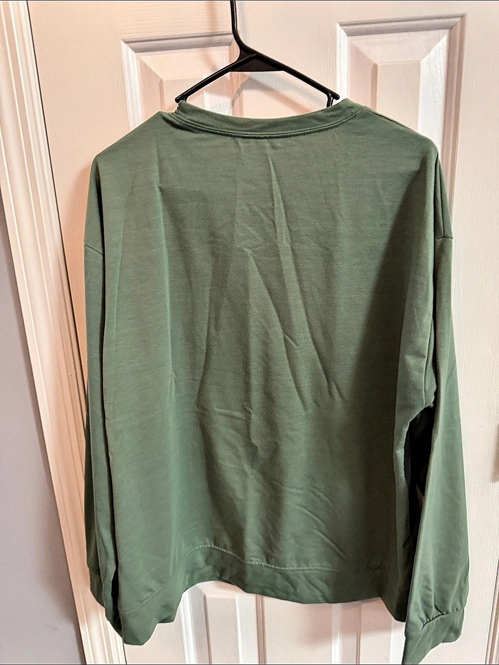Graphic in Green Like New - Picture 2 of 2